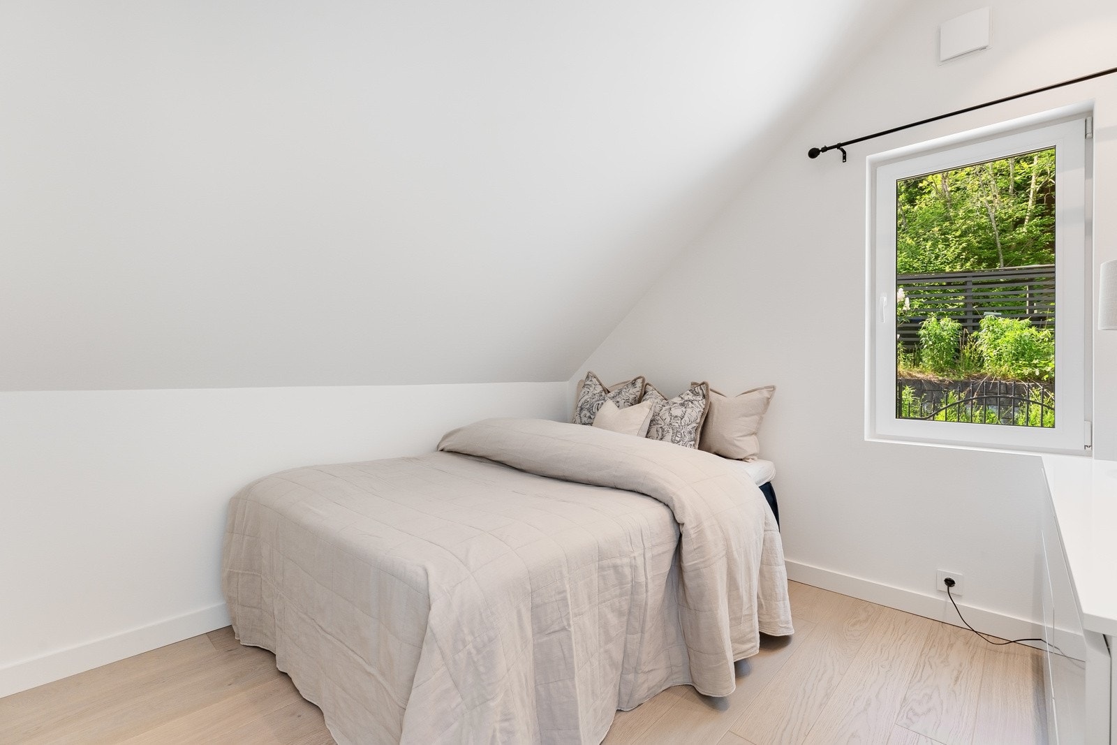 Rommene er godt egnet som barnerom, kontor, hobbyrom eller gjesteværelse Galleribilde