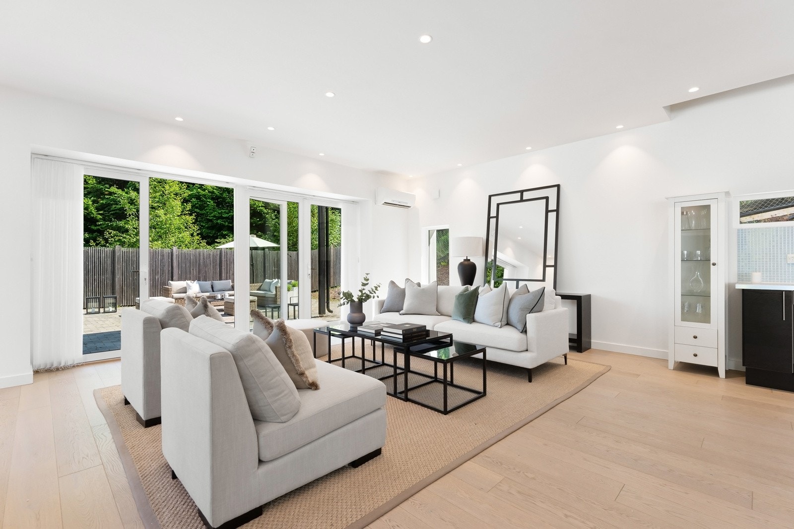 Stuerommet har en allsidig planløsning med flere naturlige soner for innredning og meget godt lysinnslipp på tre sider av rommet Galleribilde