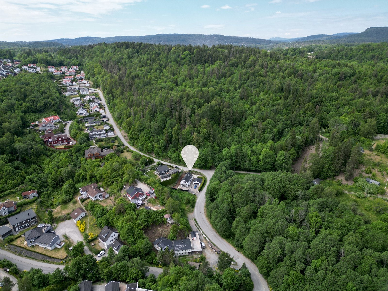 Området er omgitt av sjarmerende natur med skog og sjø lett tilgjengelig Galleribilde
