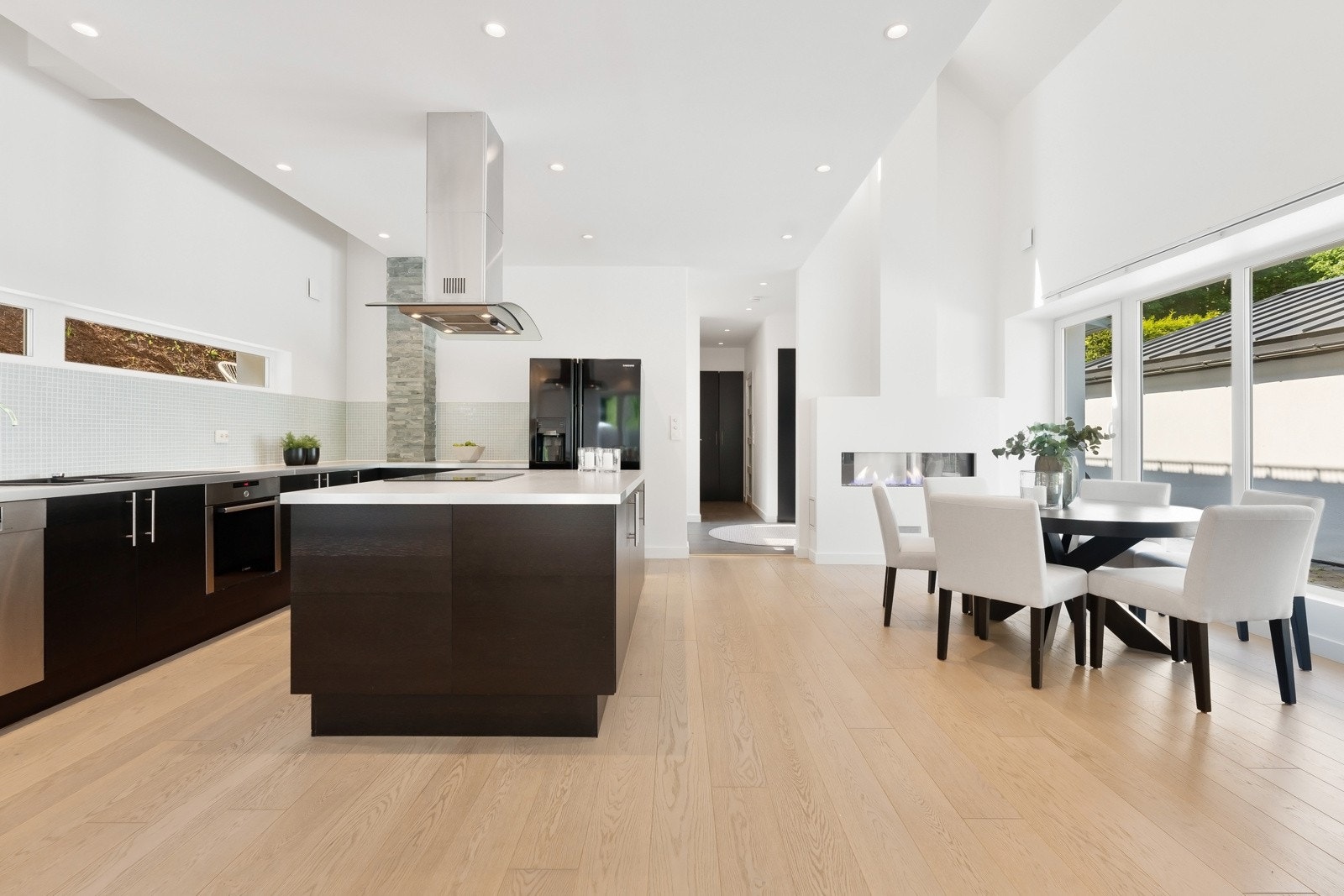 Kjøkkenet ligger med åpen løsning mot stuen og har en moderne, smakfull utførelse Galleribilde