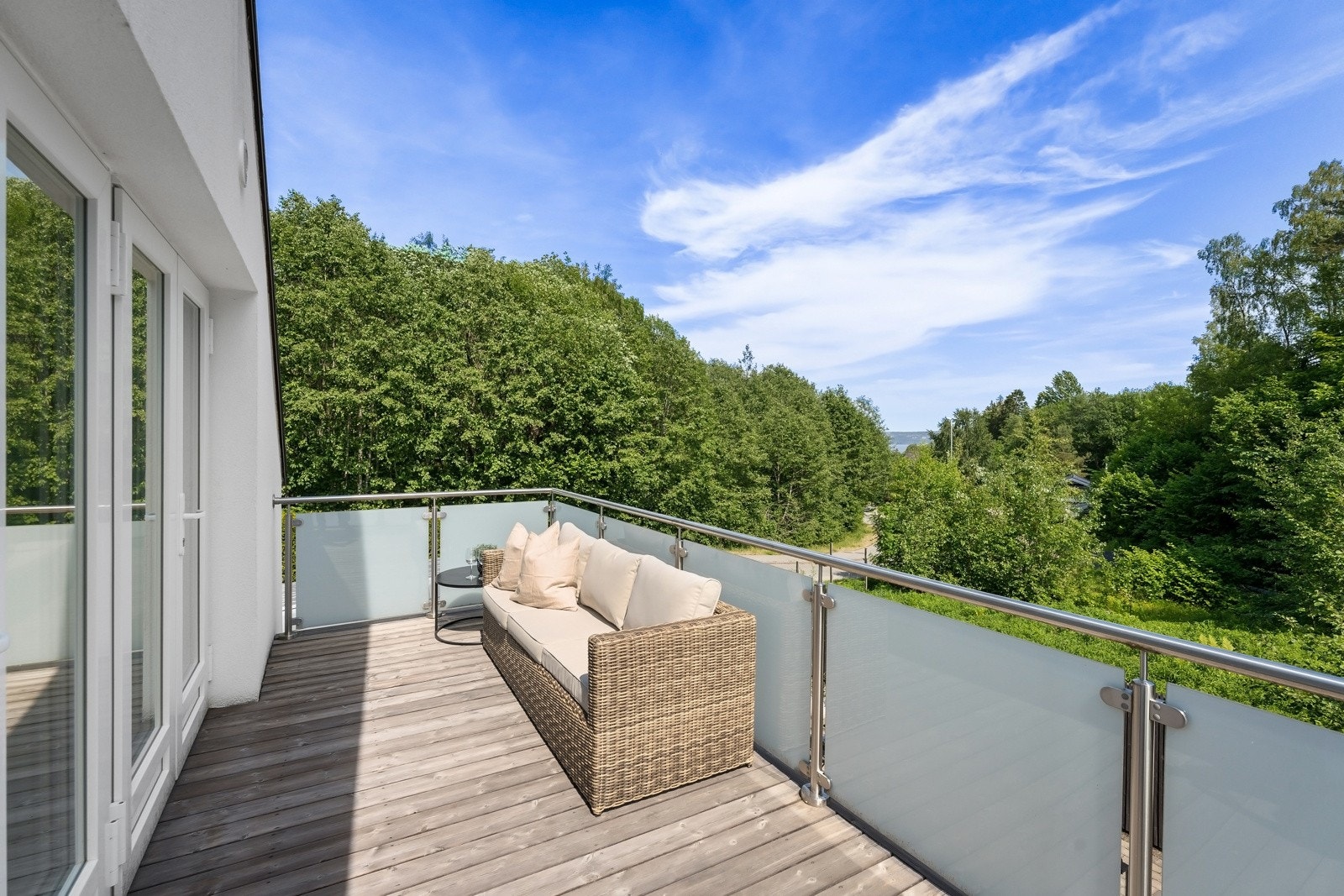 Ut fra soverommet i 2. etasje er det utgang til en østvendt balkong på ca. 10,7 kvm Galleribilde