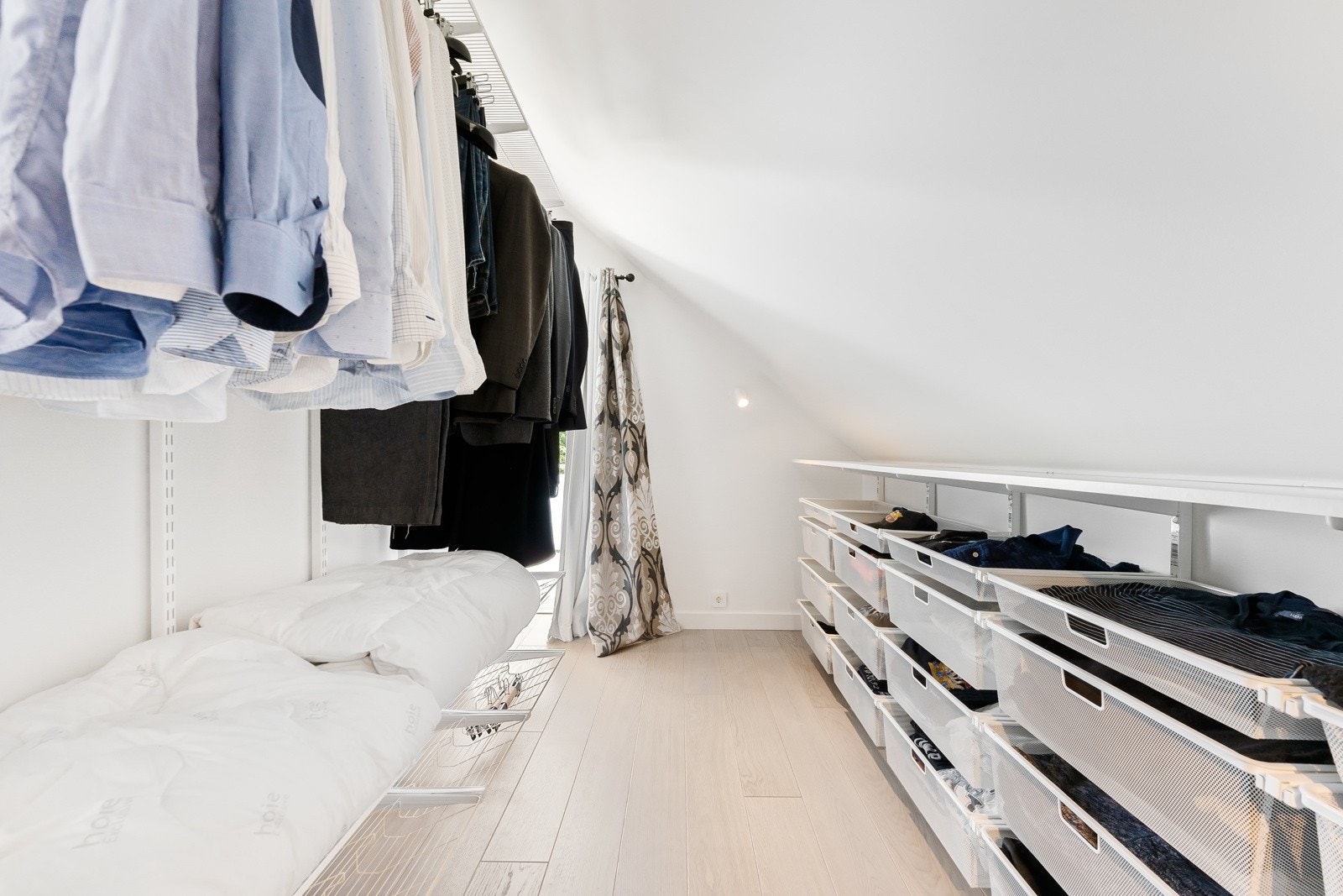 Klesoppbevaring finner man i den store walk-in garderoben innerst i rommet Galleribilde