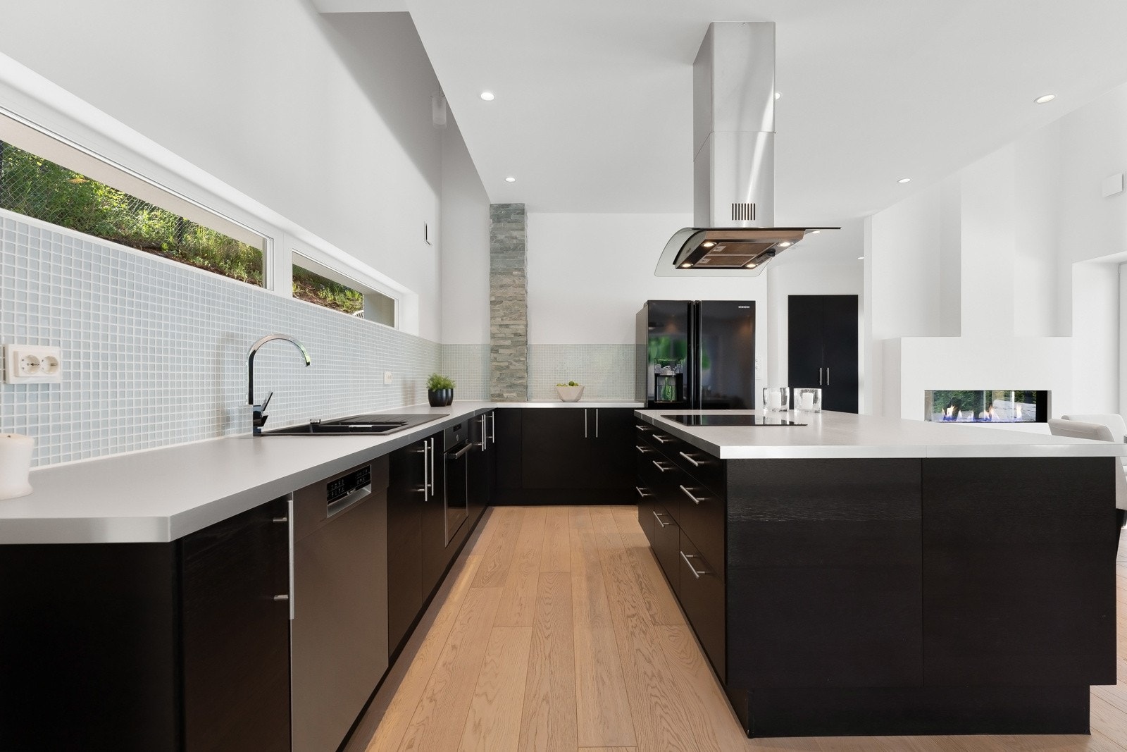 Innredningen er fra byggeår og har slette fronter i mørk utførelse Galleribilde