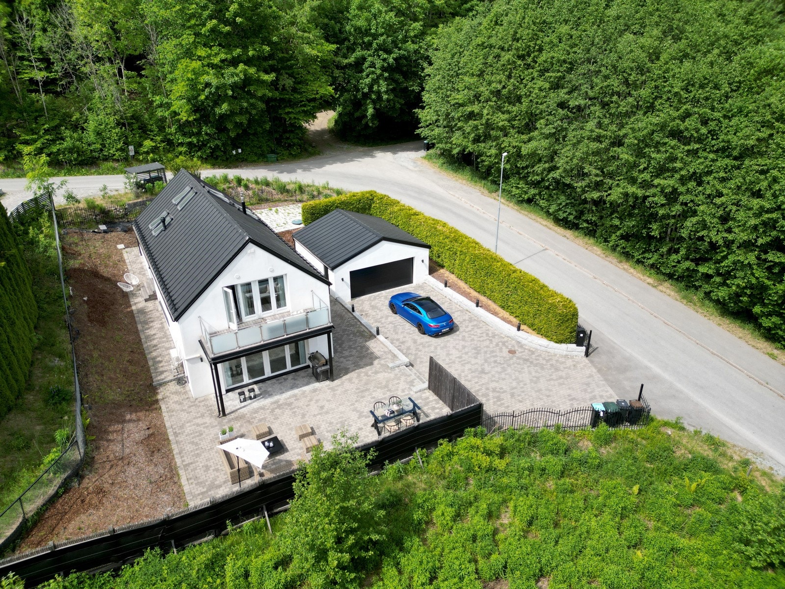 I tillegg til terrassen er det ytterligere to uteplasser med en steinlagt platting bak garasjen Galleribilde