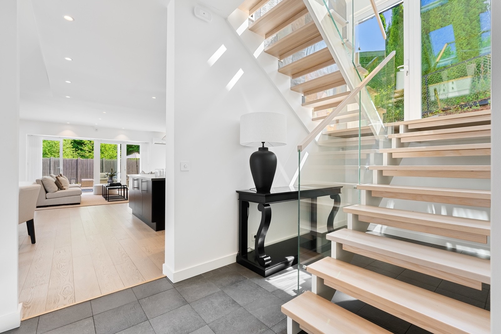 Stuen har adkomst fra entréen, og gir et herskapelig førsteinntryk Galleribilde