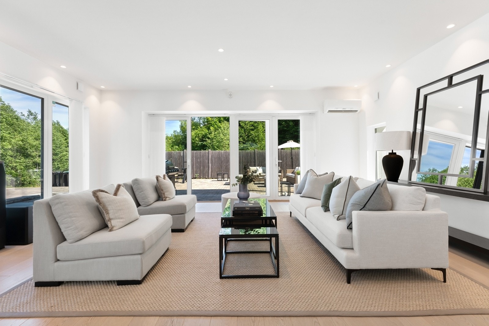 Rommet er i dag innredet med spisestue i forbindelse med kjøkkenet og peisen, samt tv-stue Galleribilde