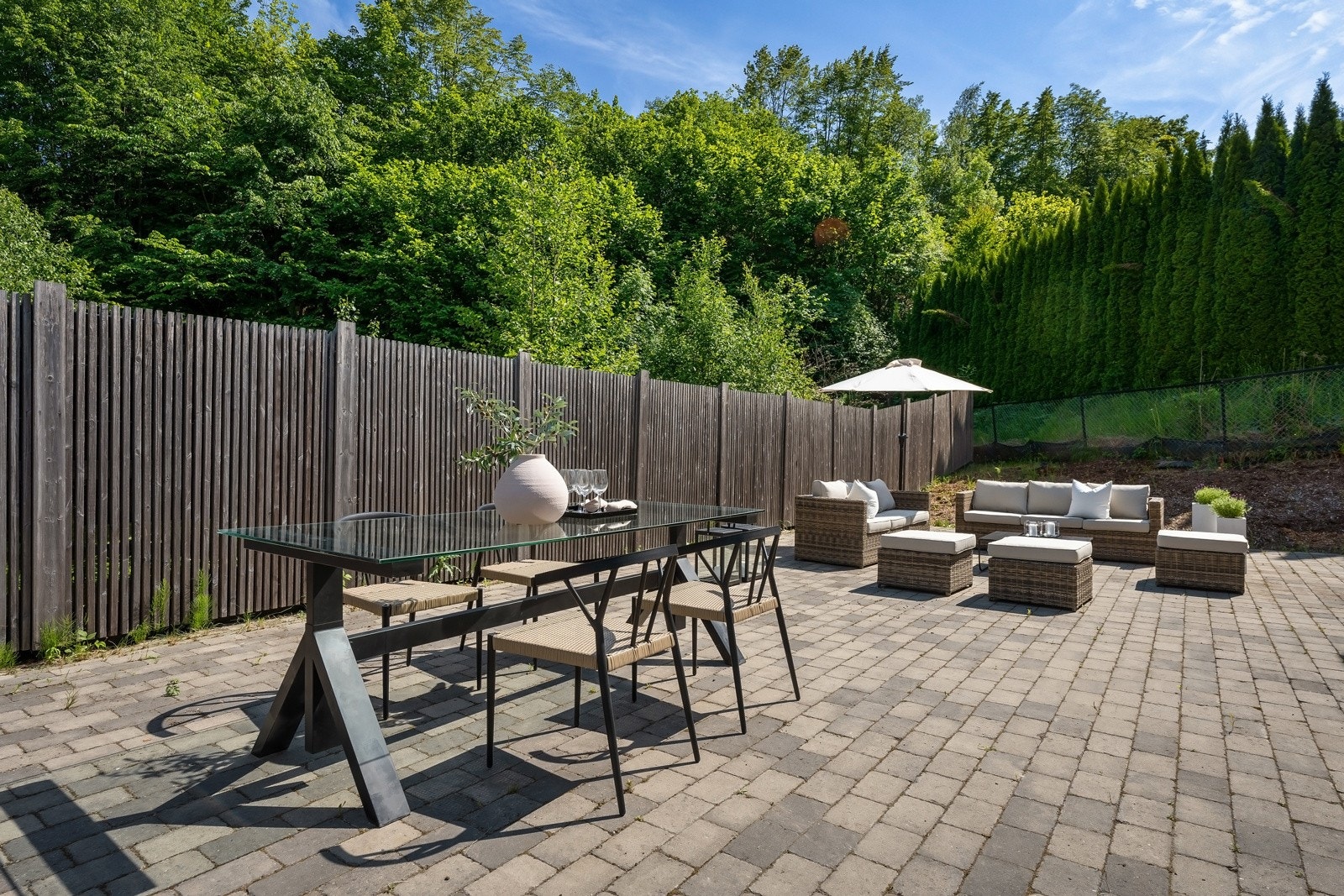 Eiendommen har flere flotte uteplasser, hvorav den største er markterrassen ut fra stuen i 1. etasje Galleribilde