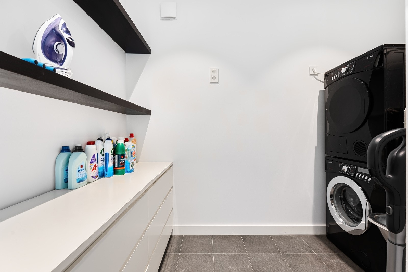 Vaskerommet har adkomst fra entréen - Praktisk for aktive barnefamilier Galleribilde