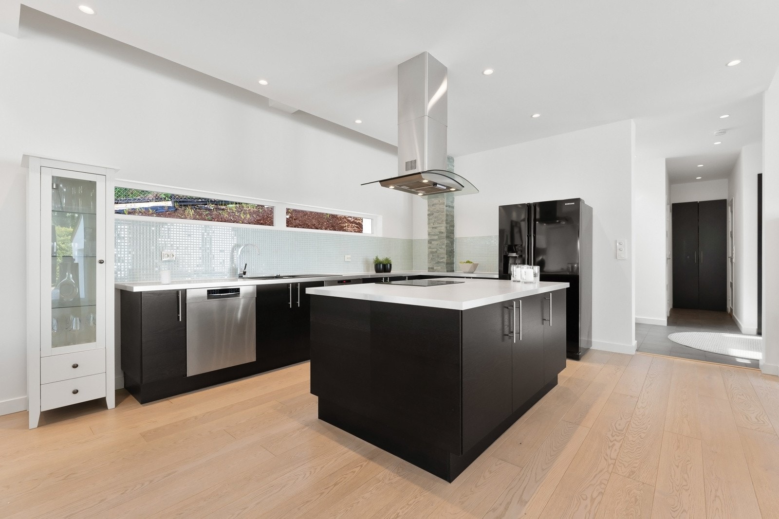 Hvitevarene er integrert og inkluderer platetopp med induksjon, stekeovn og oppvaskmaskin Galleribilde