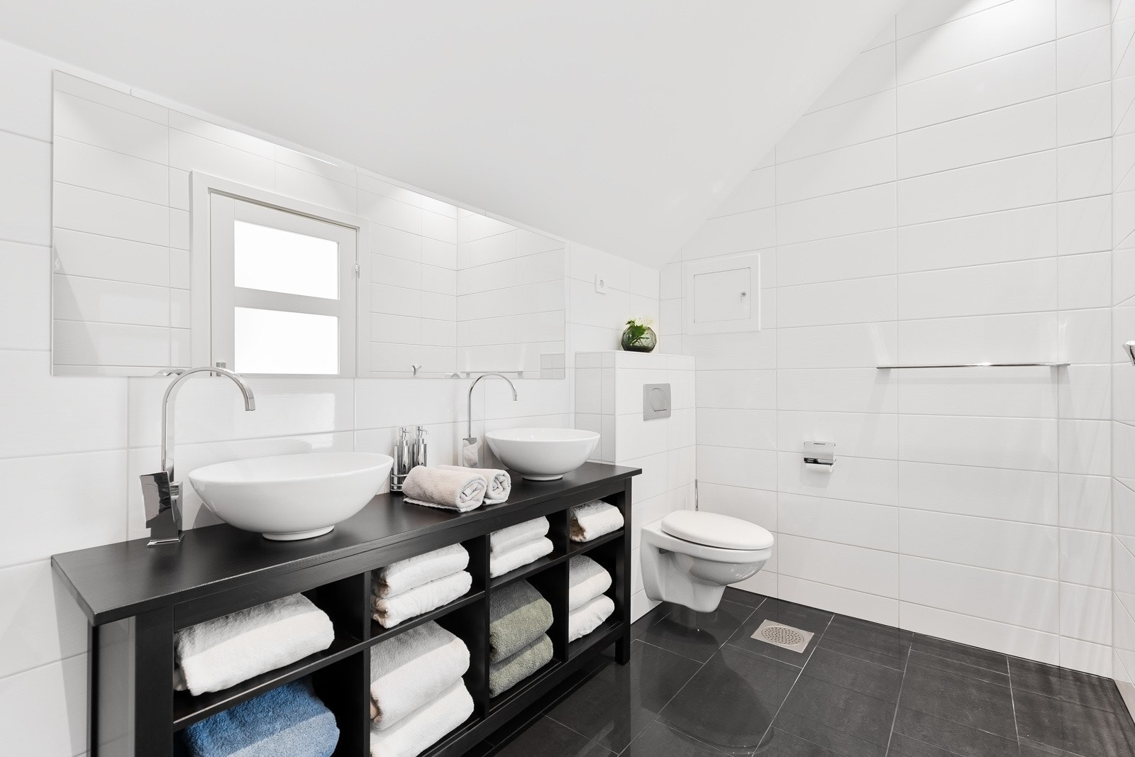 Badet er fra byggeår og er et romslig familiebad Galleribilde