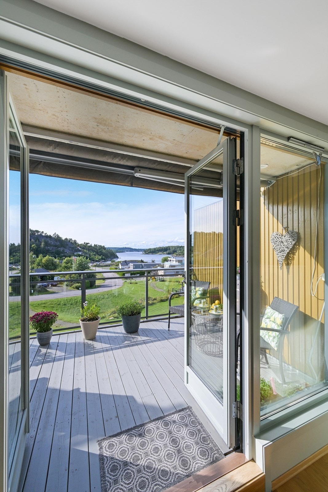 Den doble terrassedøren ut til terrassen gir sommerstid en dobbel så stor stue - en markise gjør at sommerkveldene kan nytes til det fulle! Galleribilde
