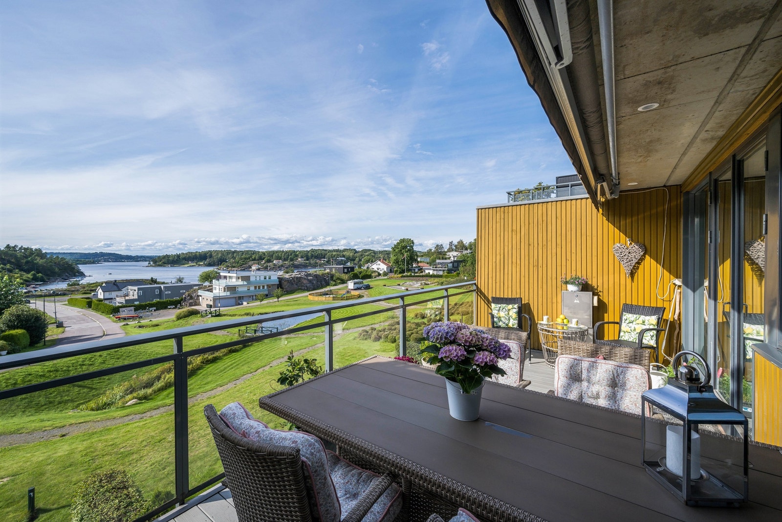 Leiligheten har totalt 2 terrasser, en i hver etasje Galleribilde