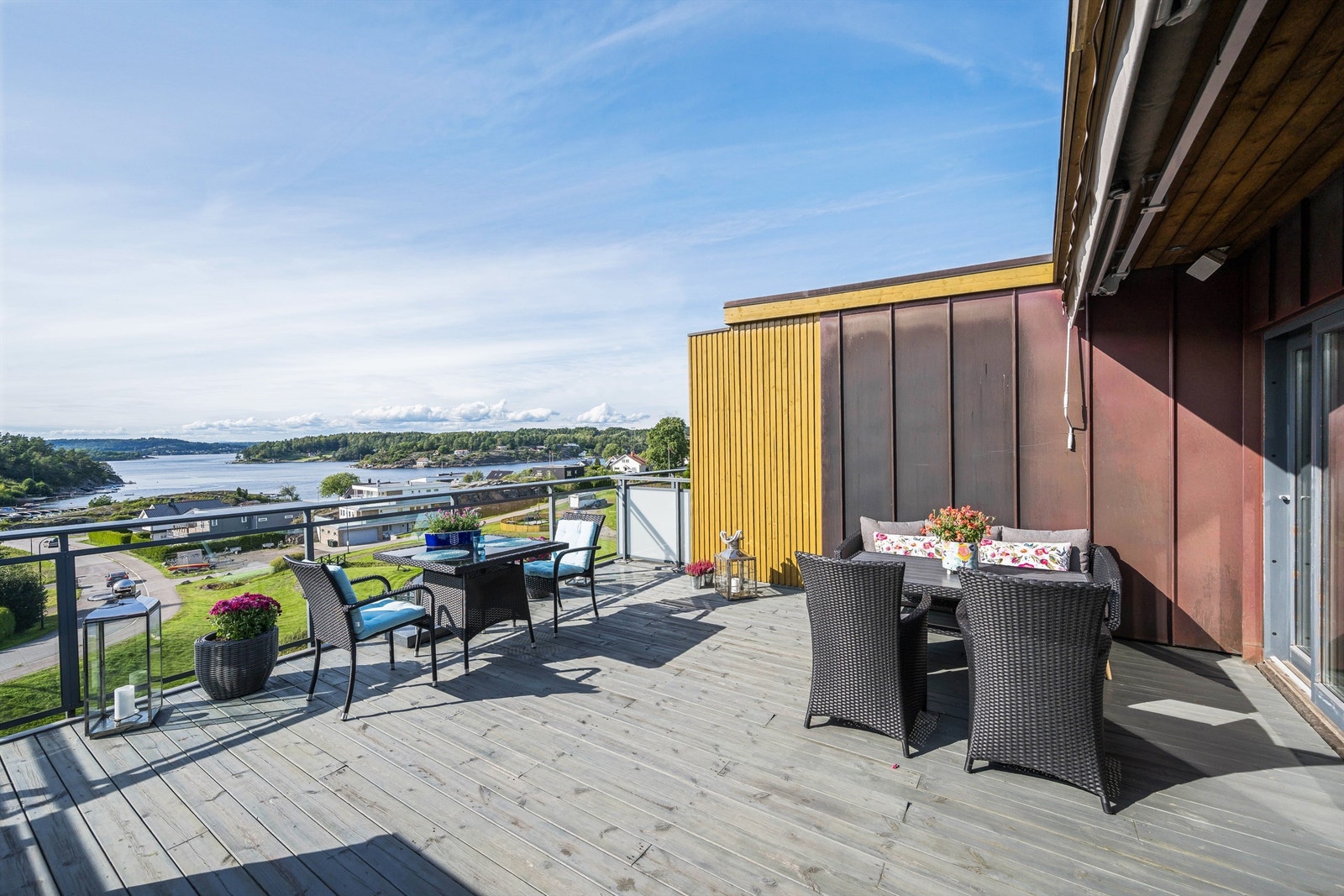 Leiligheten har 2 vestvendt terrasser med sen kveldsol og fantastiske solnedganger Galleribilde