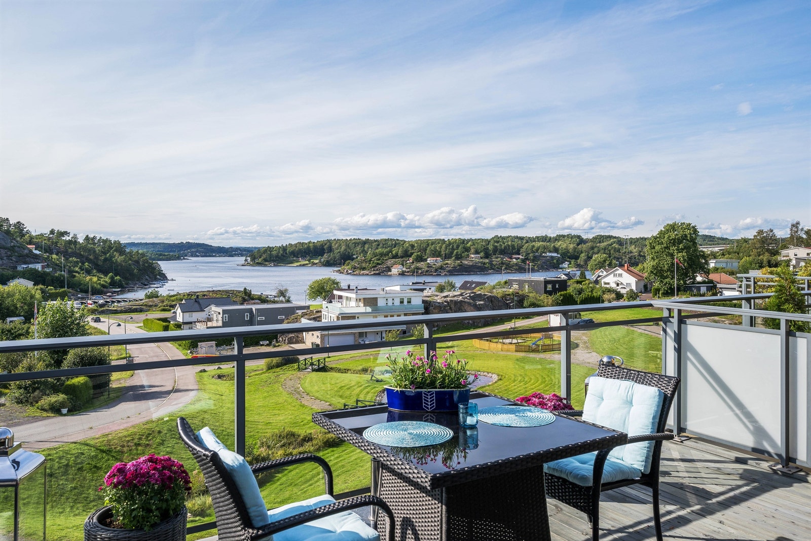 Velkommen til denne unike toppleiligheten i Randineborg borettslag! Galleribilde