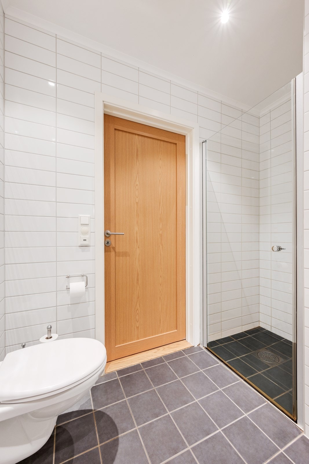 Badet har adkomst direkte fra hovedsoverommet og fra gangen Galleribilde