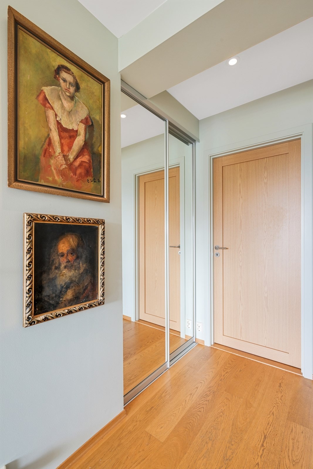 Leiligheten er lys, innbydende og har en spennende planløsning med sine 2 plan Galleribilde