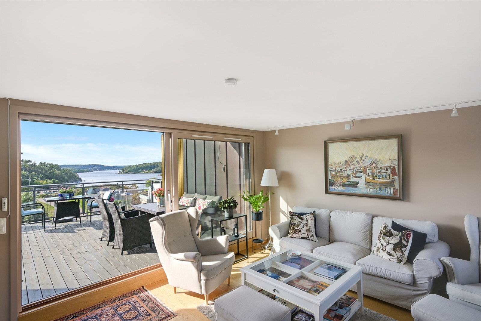 Et nydelig rom med skyvedør ut til en spektakulær terrasse med nydelig utsikt Galleribilde