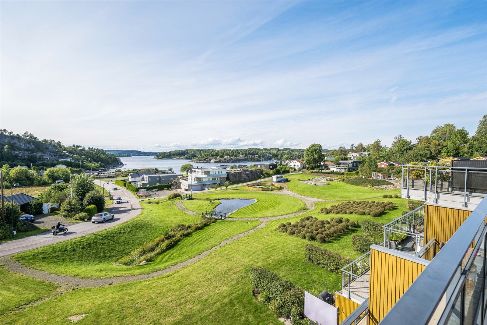 Flott vestvendt beliggenhet nordvest på Tjøme, rett etter Vrengenbrua. Her i fra er det gangavstand ned til sjøen og koselige strender hvor man har rett til å bade og oppholde seg, Galleribilde