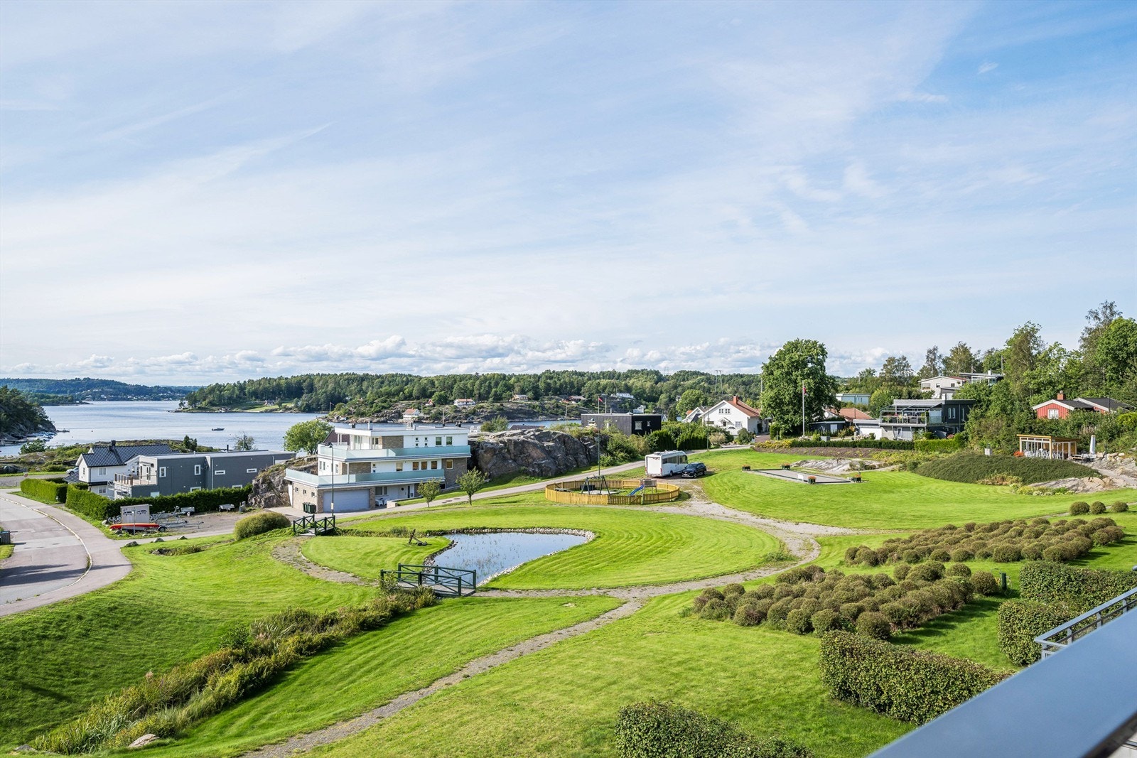 Tjøme har en fantastisk natur å tilby, bade til lands - og vanns og noe av dette er forsøkt gjenspeilet i fellesarealene. Bekken fra Kjynna er blant annet revalisert til et vannspeil foran bebyggelsen. Galleribilde