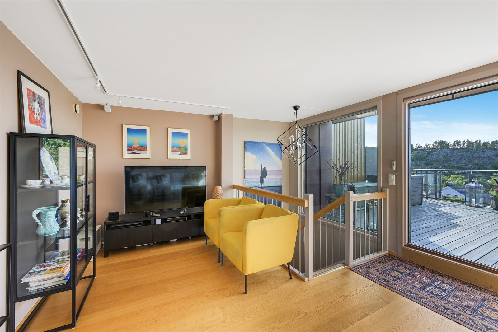 I toppetasjen er det i dag en stue - et rom som egner seg til mye! Galleribilde