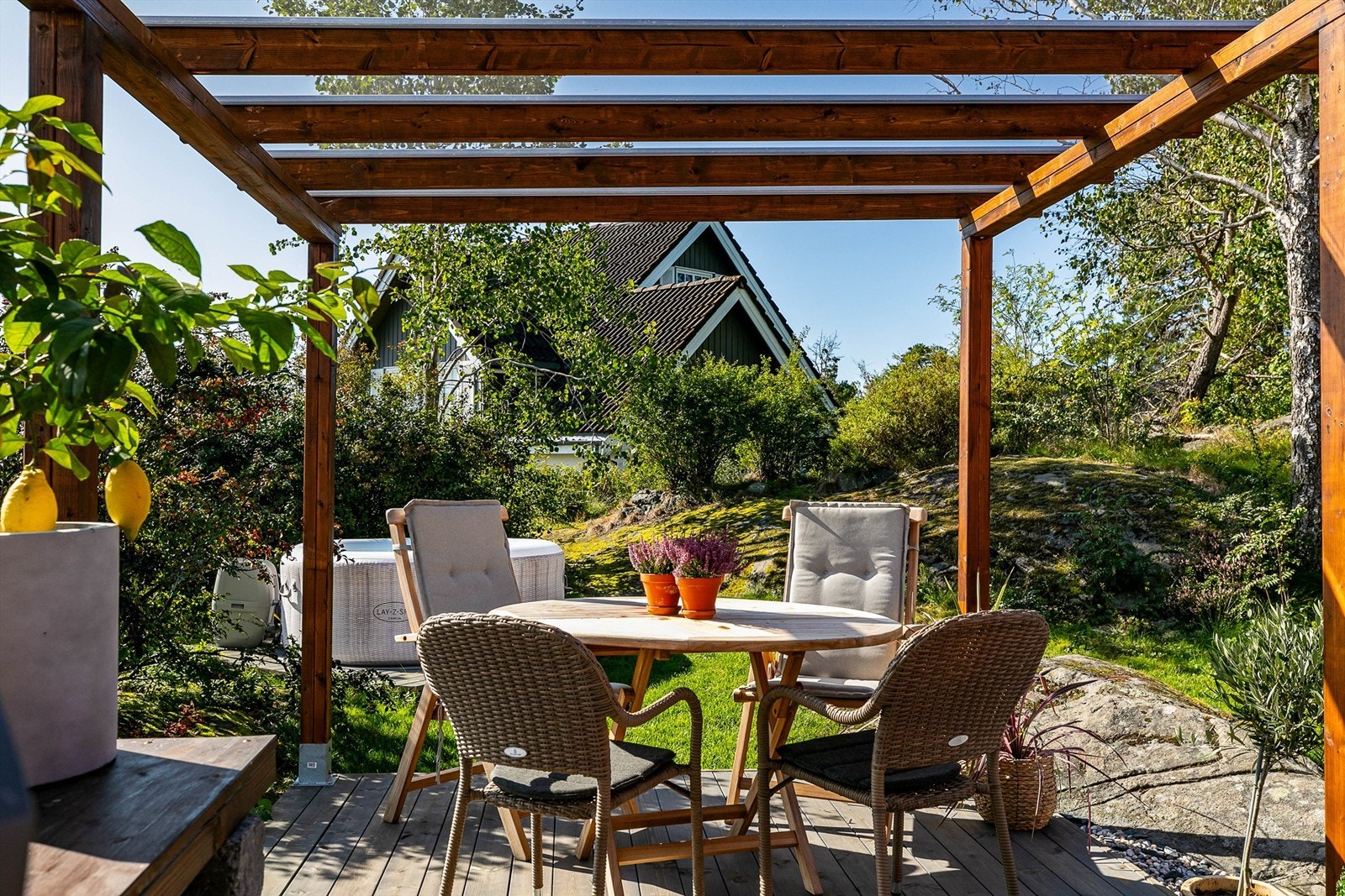Med skjermende tak og grønne omgivelser er uterommet under pergolaen et idyllisk alternativ til spisestuen. Galleribilde
