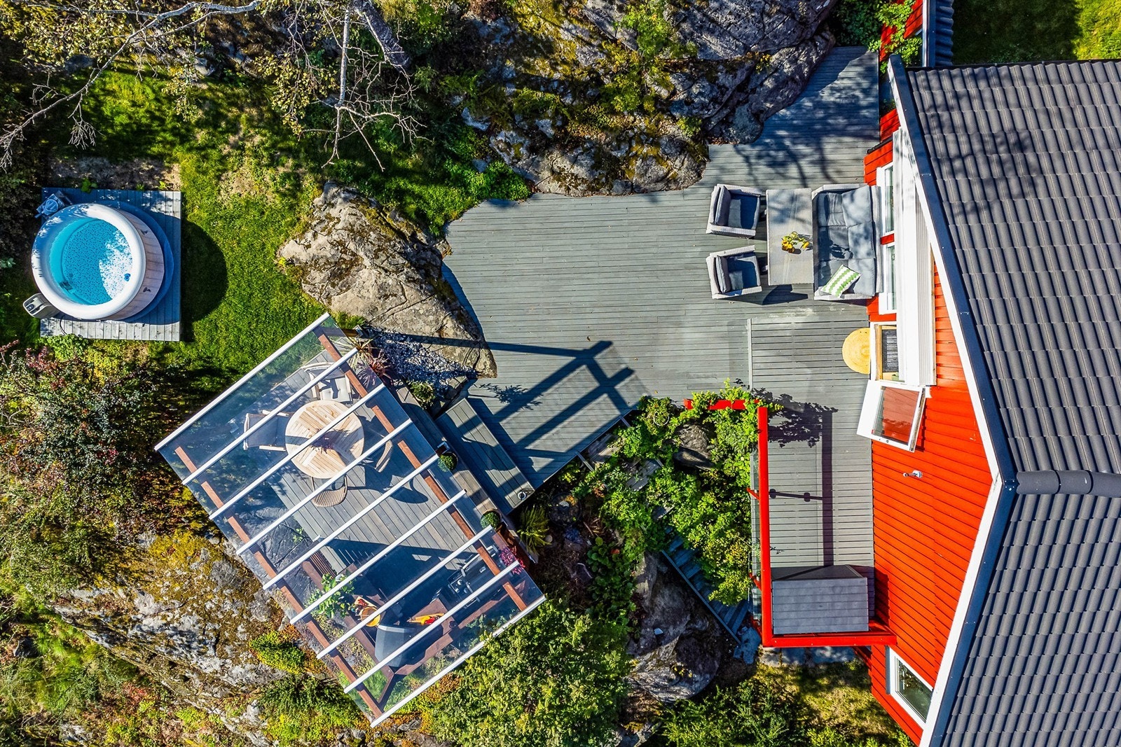 Terrassen består av flere nivåer - pent tilpasset terrenget. Galleribilde