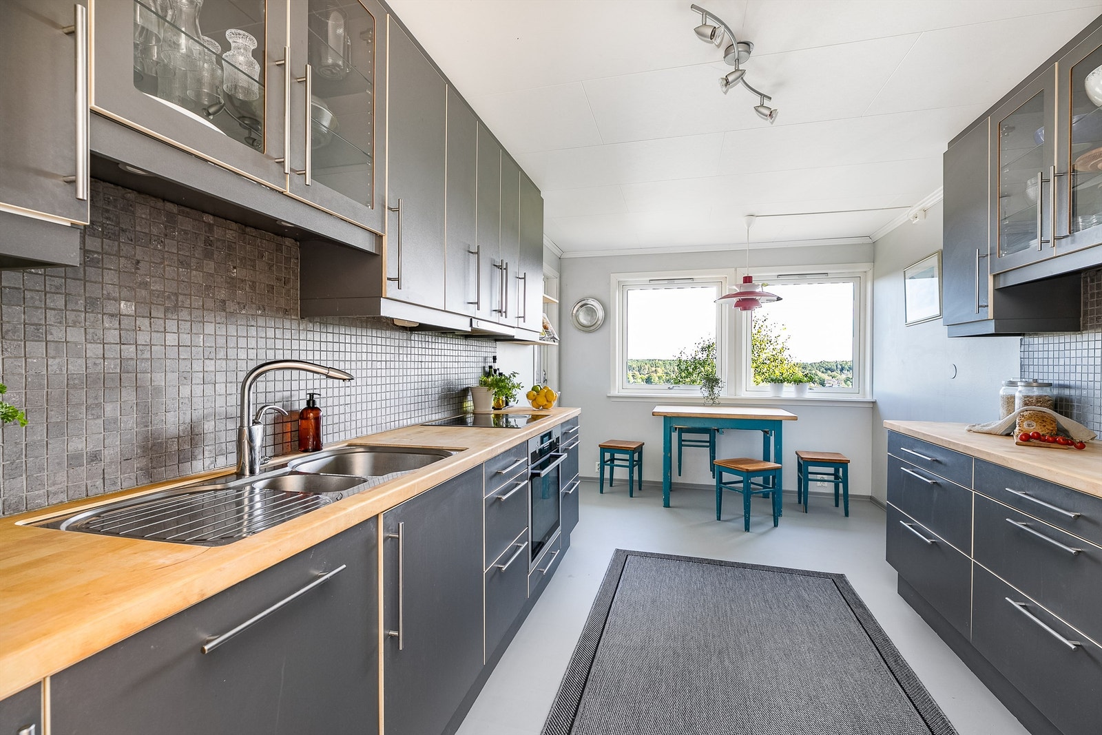 Ny kjøkkeninnredning ble installert samtidig med utvidelse av rommet. Galleribilde