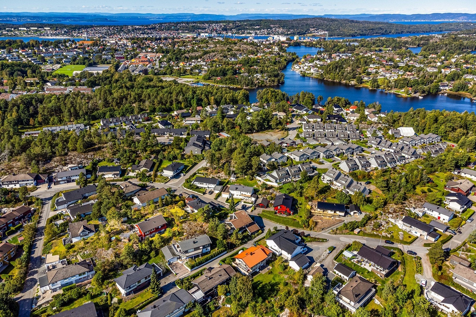 Naturskjønne områder med turmuligheter er lett tilgjengelig i nærområdet. I Vansjø er det mulig å bade og prøve fiskelykken. Galleribilde