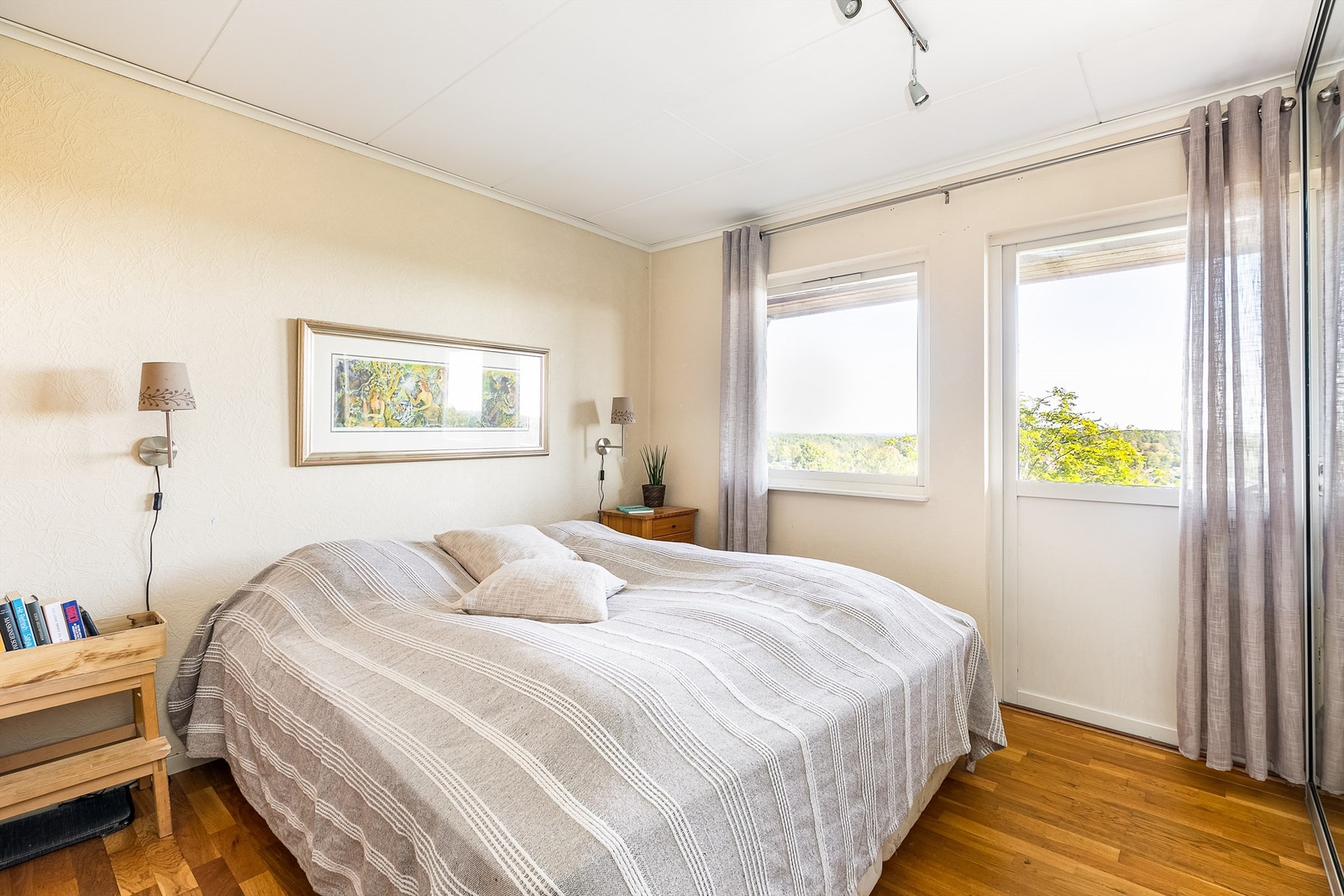 Verandaen er også tilgjengelig rett fra hovedsoverommet. Speildørsgarderobe oppbevarer klærne oversiktlig. Galleribilde