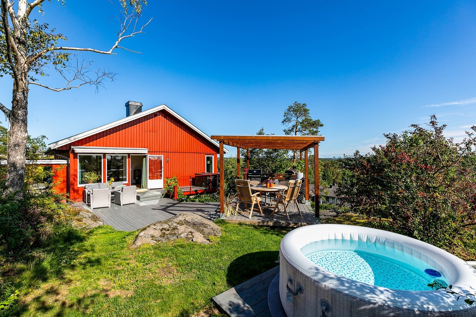 Flere uteplasser rundt boligen gir mulighet til å følge solens gang gjennom dagen. Galleribilde