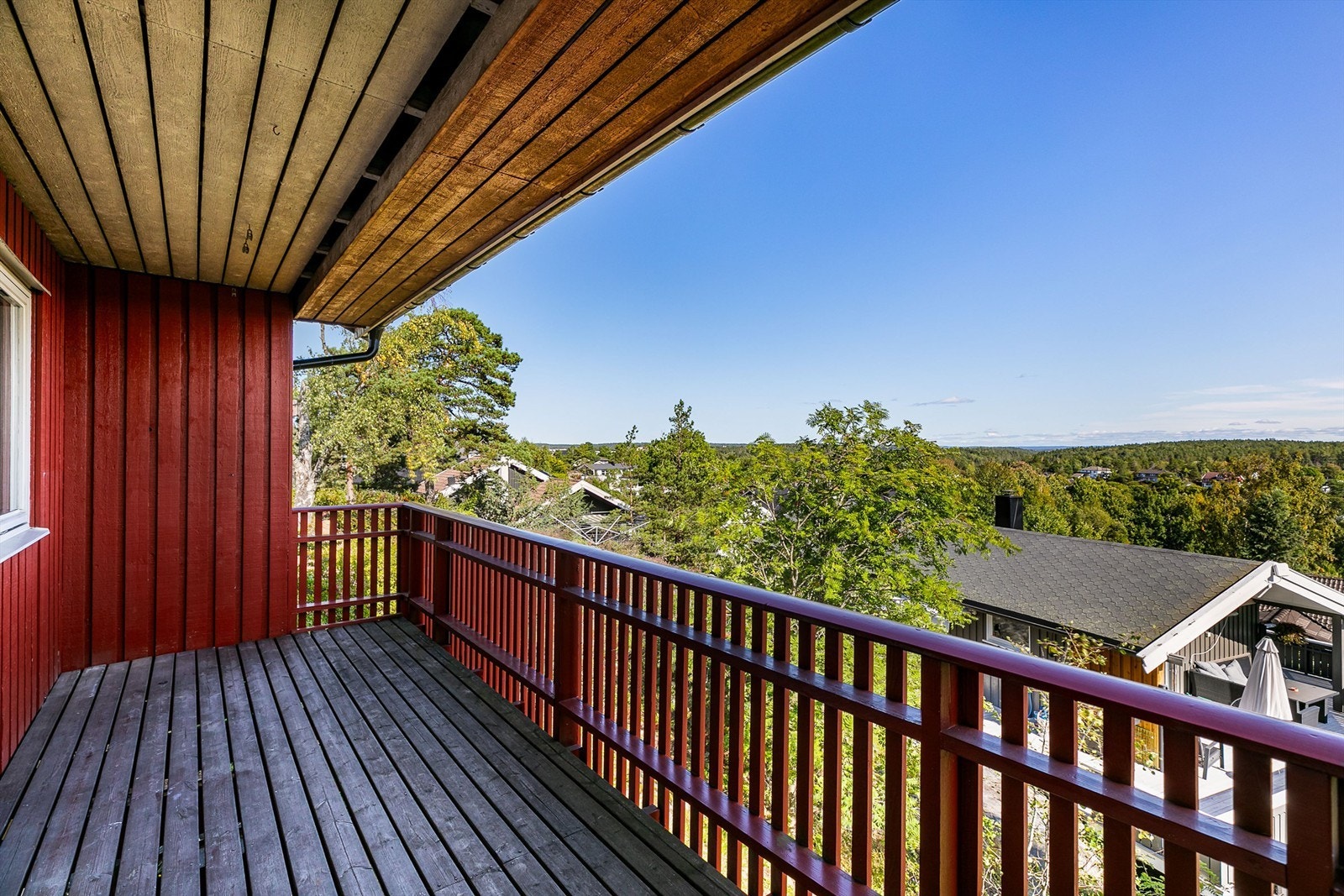 Verandaen er tilgjengelig fra blant annet kjøkkenet og perfekt for helgefrokost på godværsdager sommerstid. Galleribilde