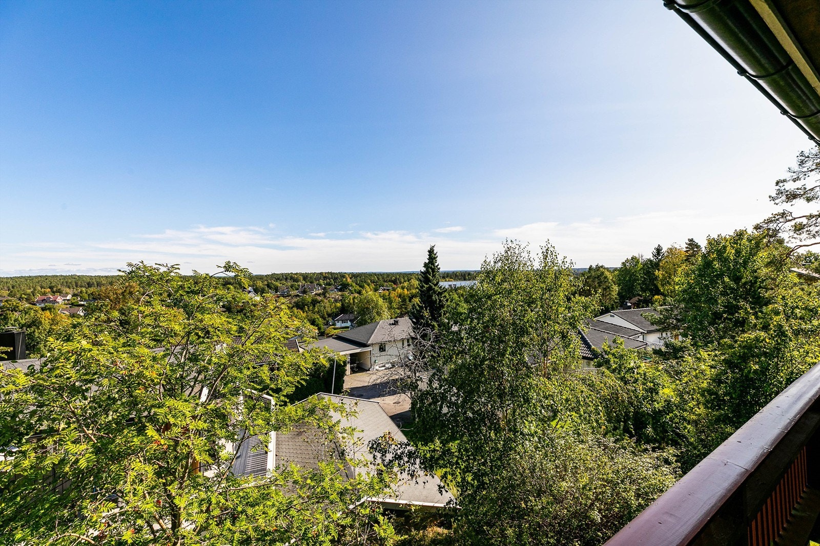 På verandaen sees nær 180 grader vid utsikt over landskapet i øst. Galleribilde