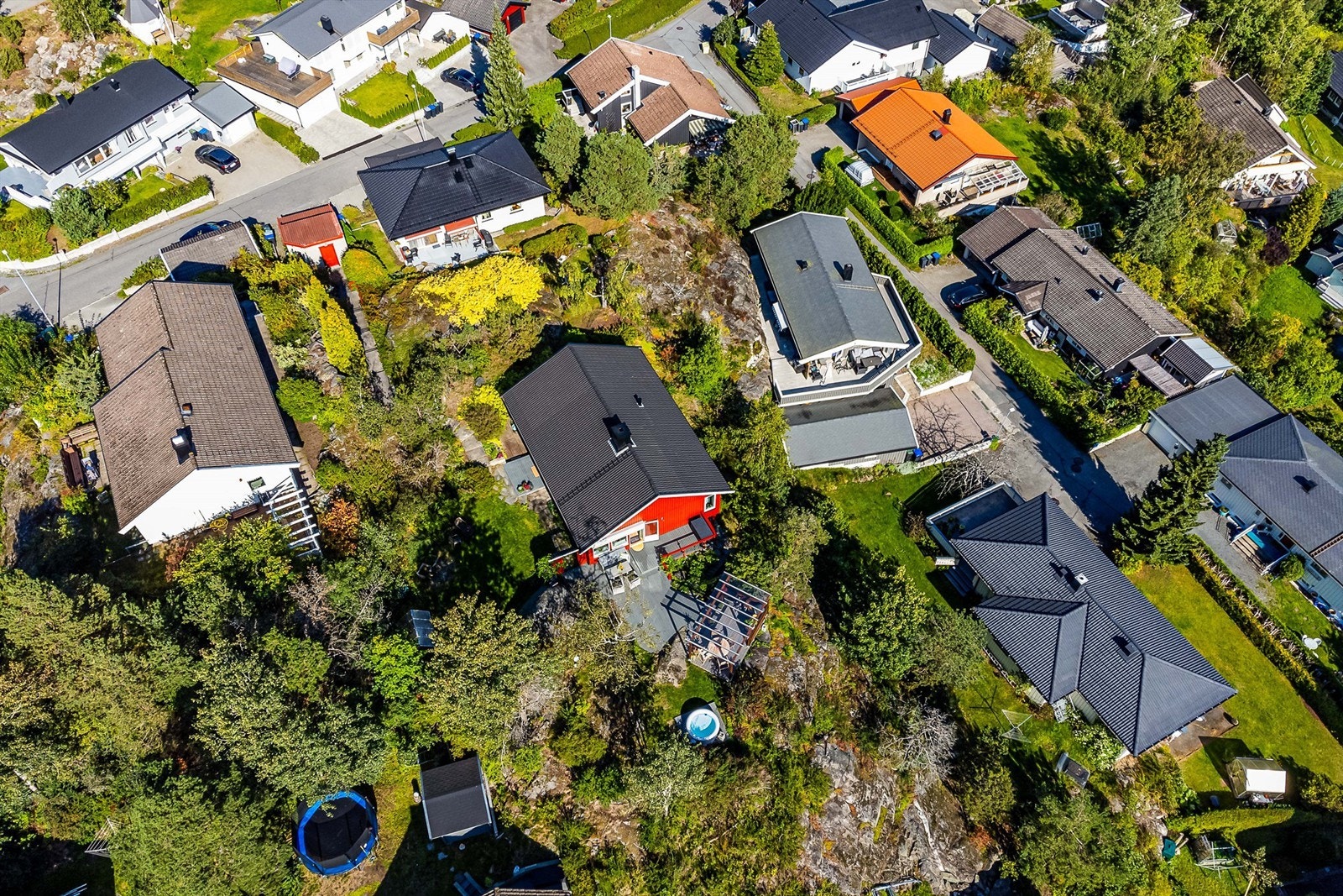 Boligen er tilbaketrukket fra gaten og lite eksponert for innsyn fra øvrig bebyggelse. Galleribilde