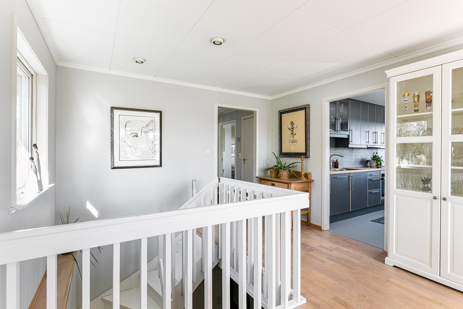 Boligen har en praktisk og familievennlig romløsning med oppholdsrom i begge etasjer. Galleribilde