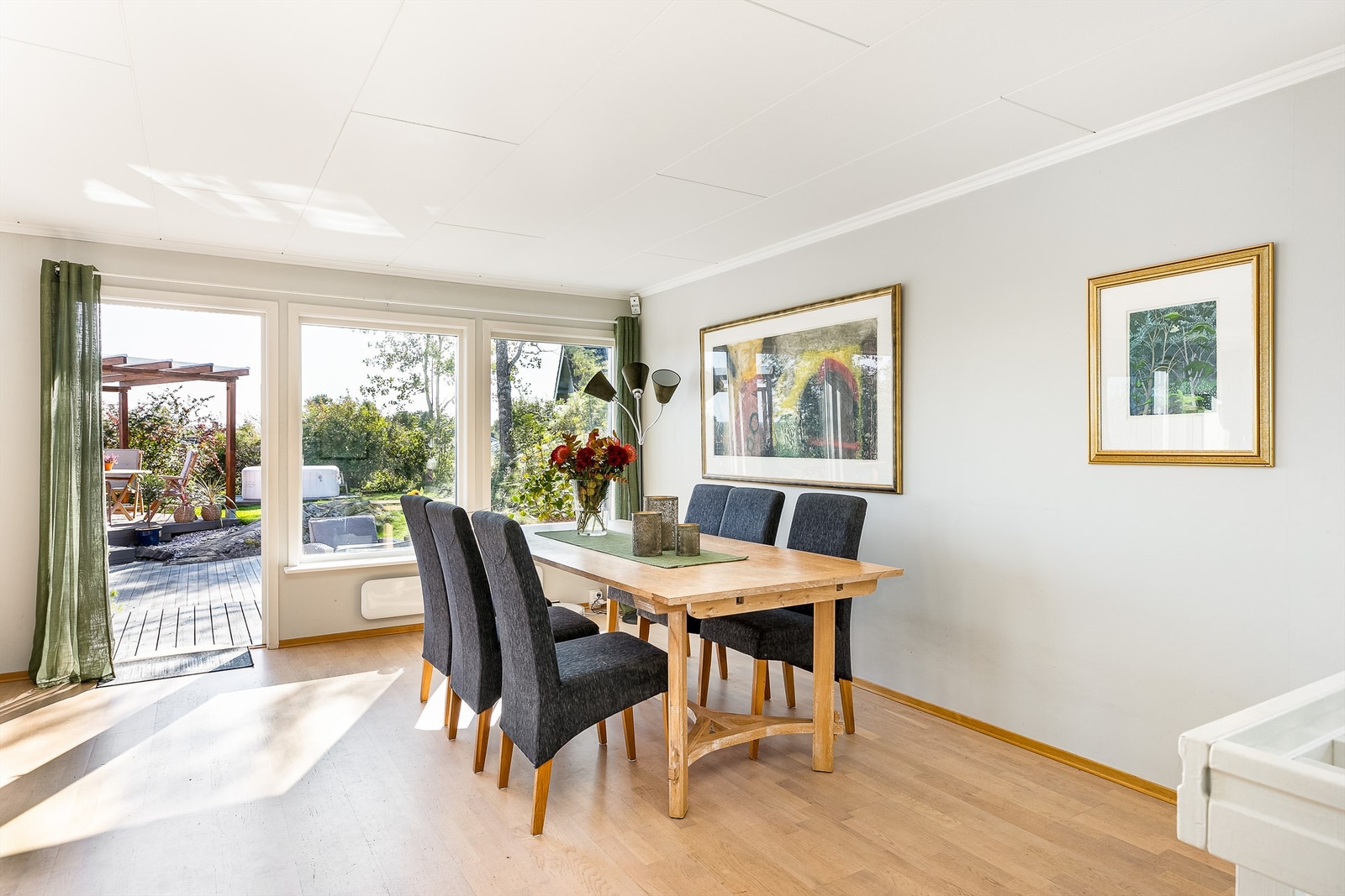 Vinduer i alle tre yttervegger fremmer gode lysforhold i stuen. Galleribilde