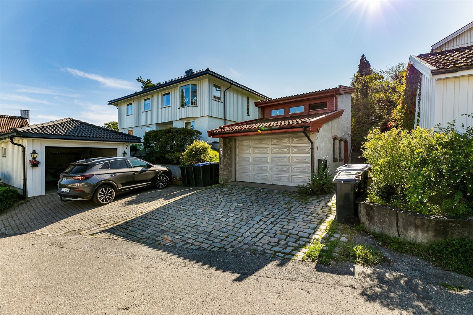 Lader til EL-bil er installert i garasjen. Galleribilde