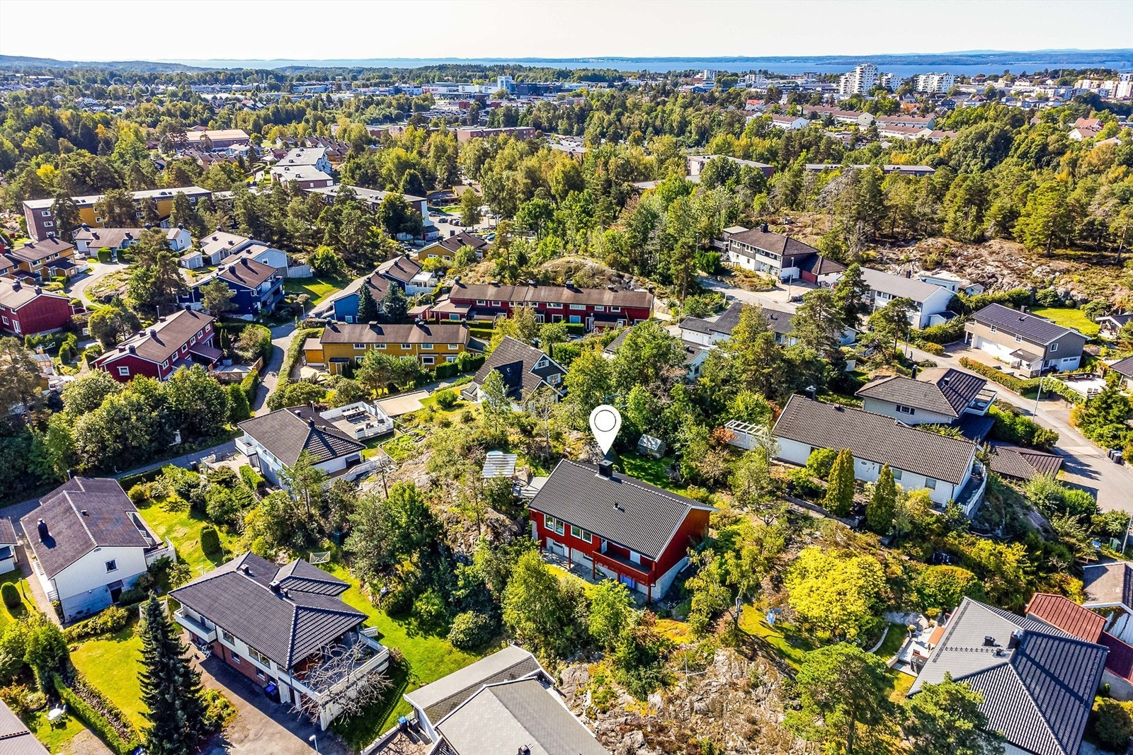 Boligen er luftig beliggende på Øreåsens høyeste punkt. Galleribilde