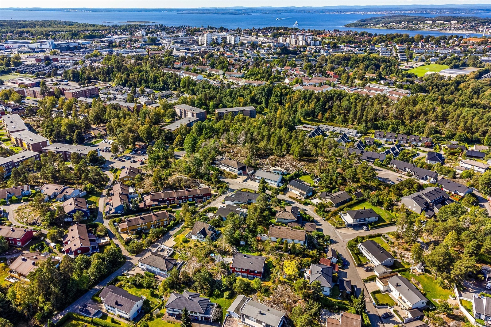 Barnehage og barneskole er lett tilgjengelig på Øreåsen. Sentrumskjernen er en kort busstur unna. Galleribilde