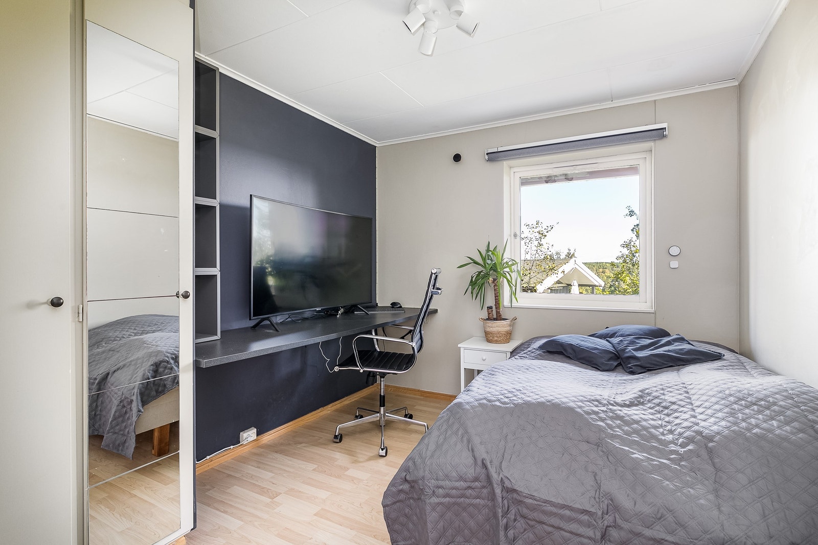 Soverommene nede er ypperlige som barne-/ungdomsrom, distansert fra etasjen over og med nærhet til egen stue. Galleribilde