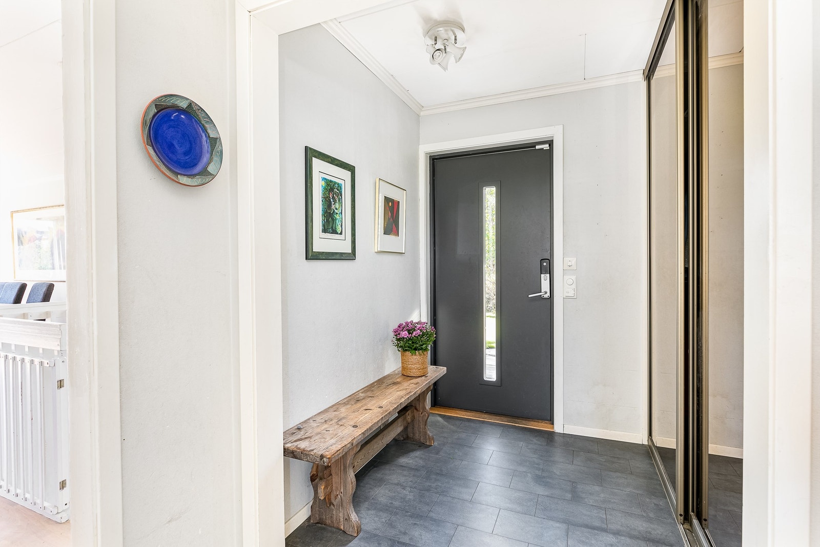 Entreen har speildørsgarderobe og en praktisk overflate av pergo laminat. Galleribilde