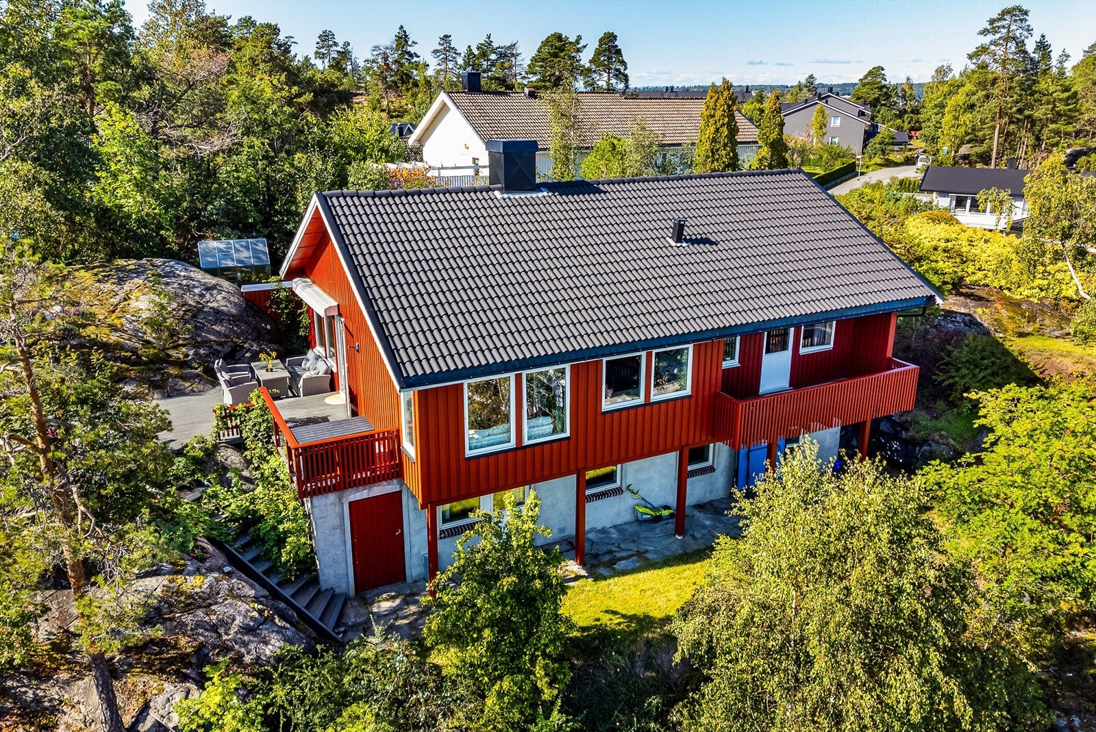 Boligen ble oppført i 1982 og er siden både tilbygget og oppgradert i flere omganger, blant annet med ny takstein i 2015. Galleribilde