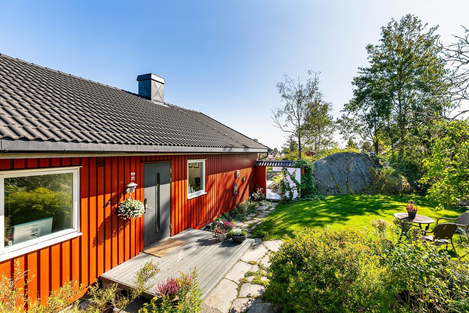 Utenfor inngangspartiet er det sol frem til sen kveld sommerstid. Galleribilde