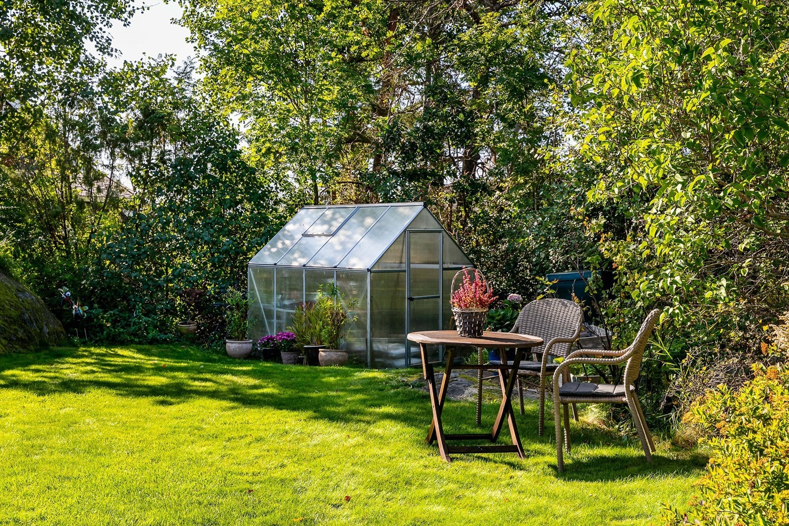 Hagen foran inngangspartiet er utvidet ut over tomtegrensen, drivhuset er oppført på tilstøtende tomt regulert til grønt-/friareal. Galleribilde