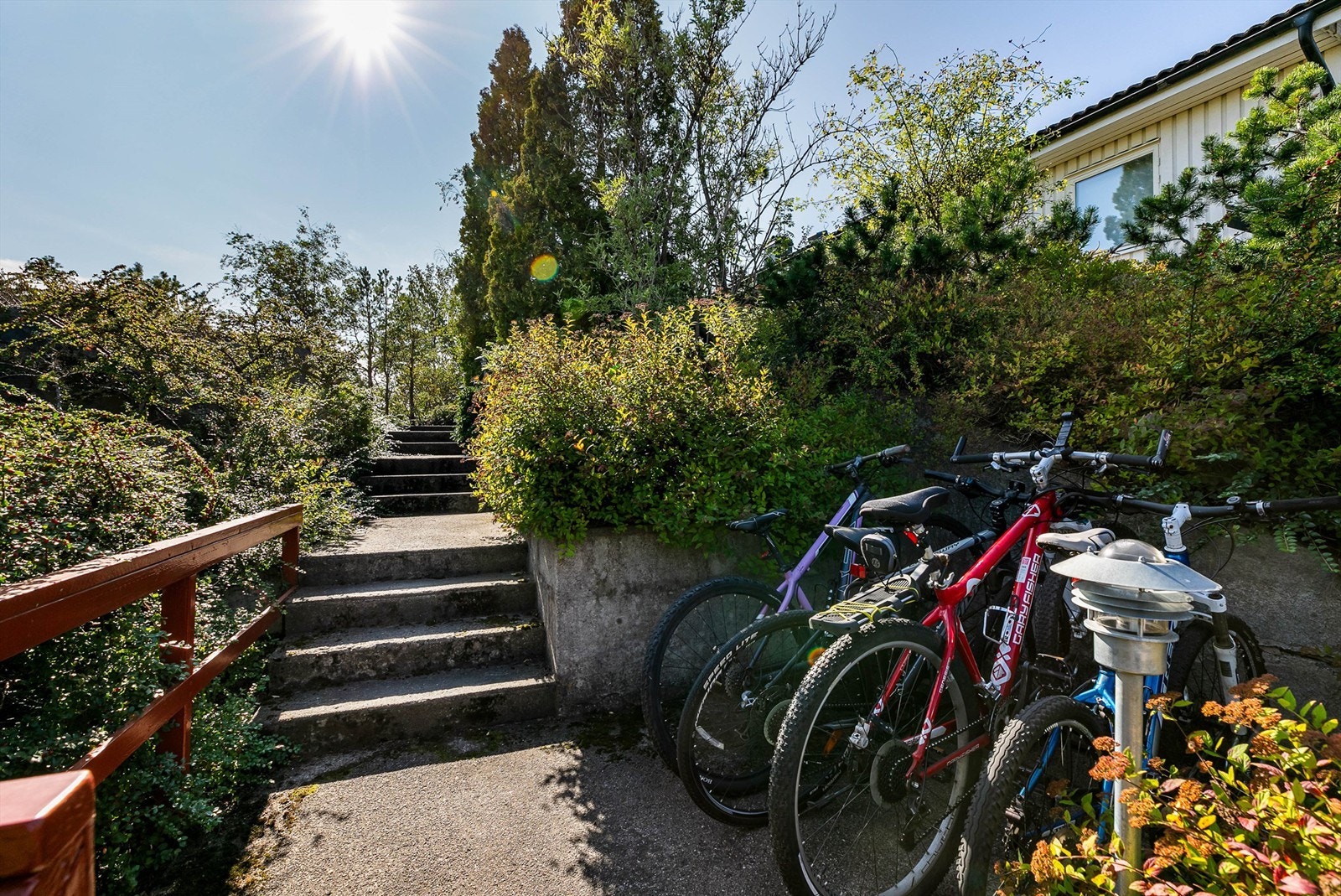 Sykkelparkering er anlagt like ovenfor garasjen. Galleribilde