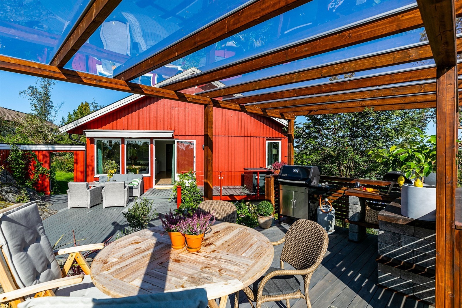 Transparente plater skjermer terrassen mot nedbør, men ivaretar de gode solforholdene. Galleribilde