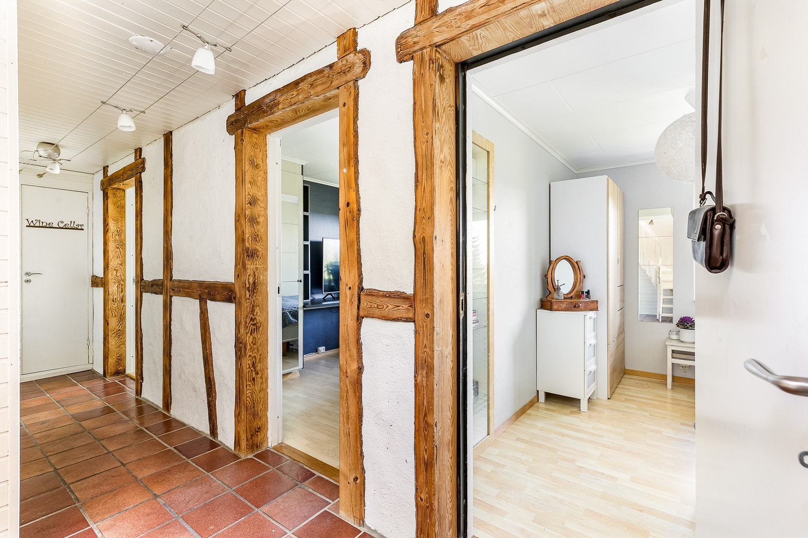 Underetasjens soverom er samlet på rekke langs gangen. Ett soverom er opprinnelig bod og ikke søkt bruksendret (Innerst vis a vis "wine cellar"). Galleribilde