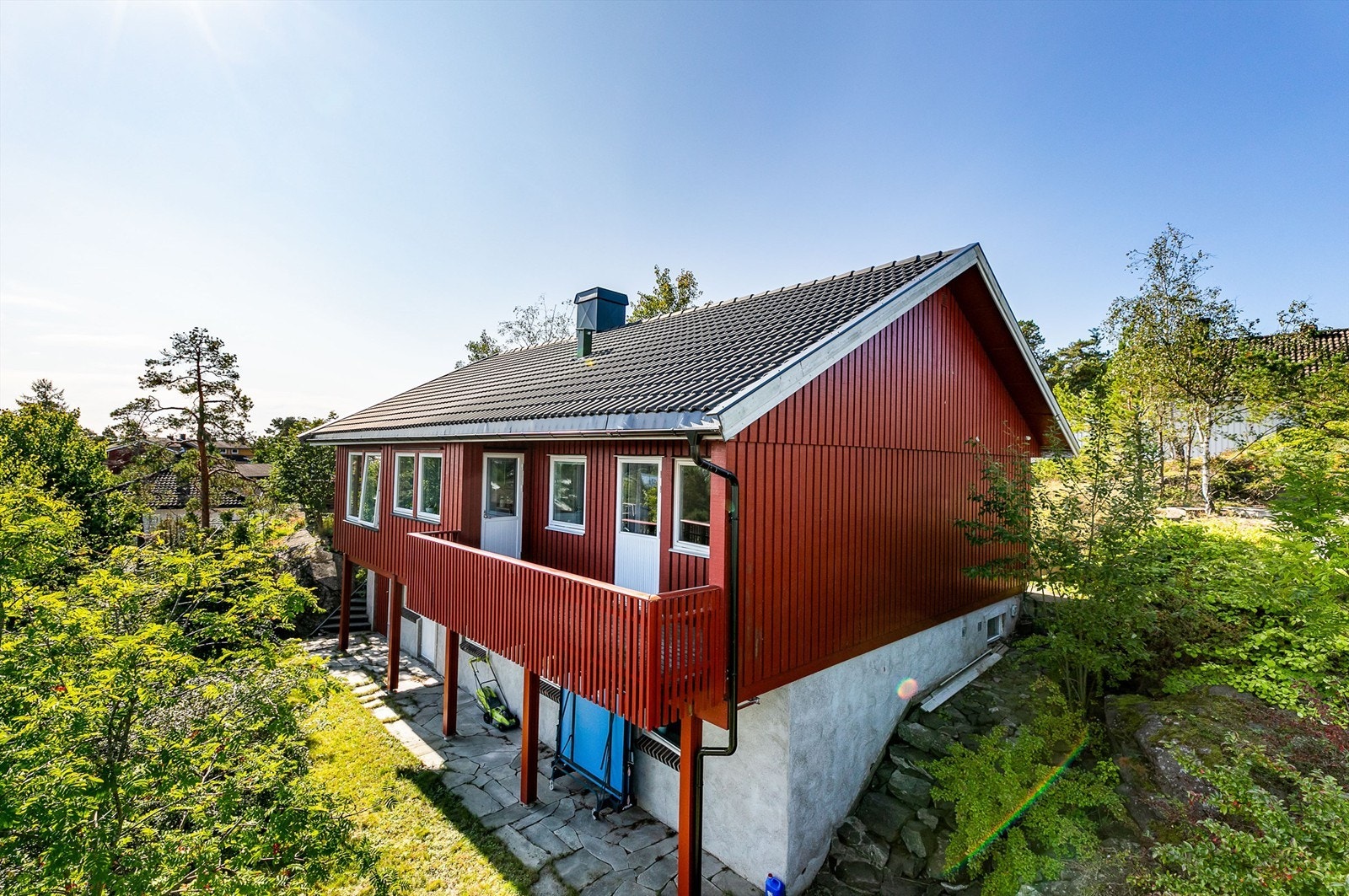 Hagens nedre del er tilgjengelig rett fra kjellerstuen og på trapp fra terrassen. Galleribilde