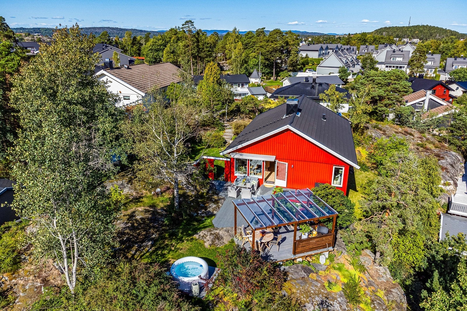 Boligen er både høytliggende og usjenert i et ellers tett bebygget nabolag. Galleribilde