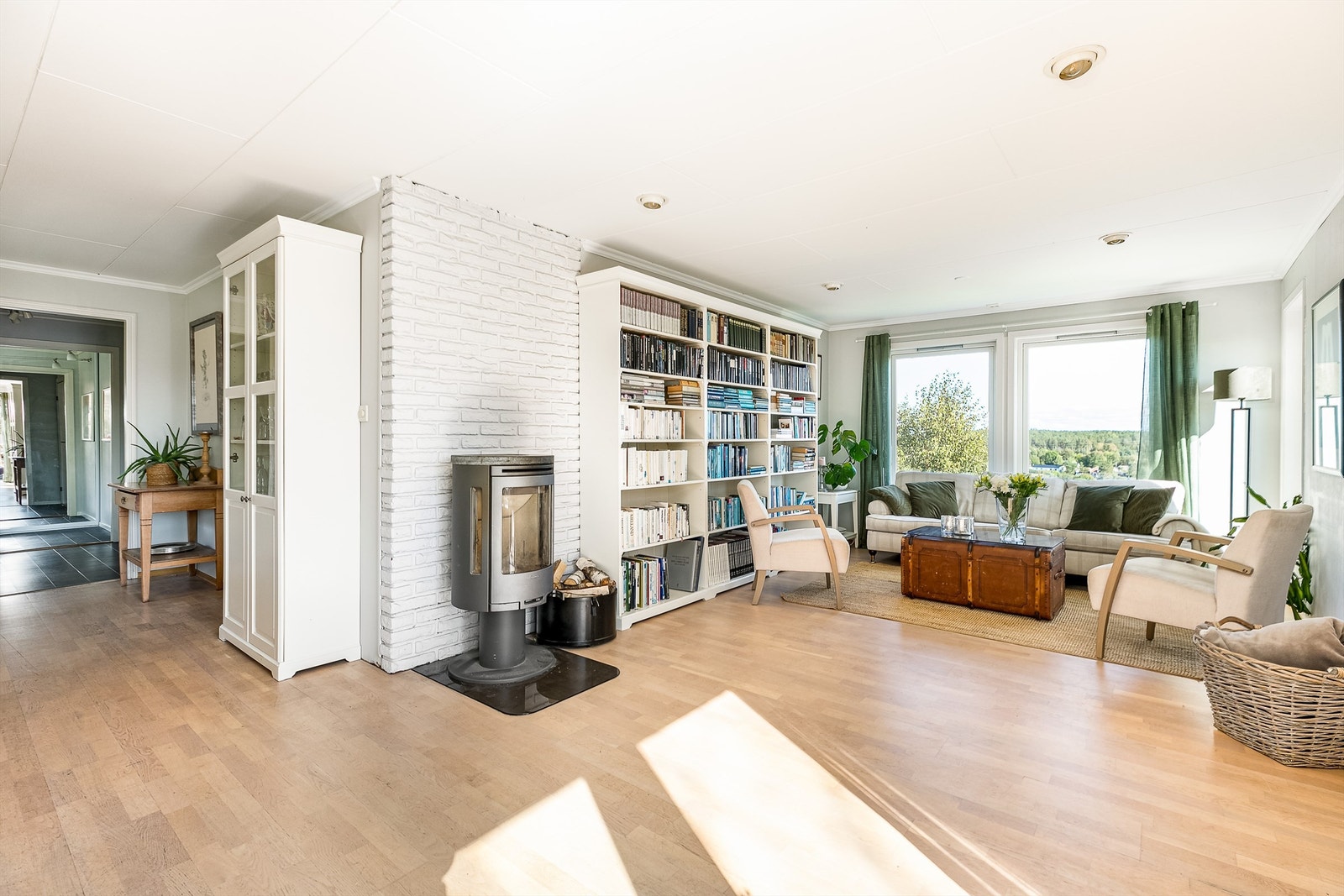 Stuen er på 2000-tallet utvidet med tilbygg mot øst. Galleribilde