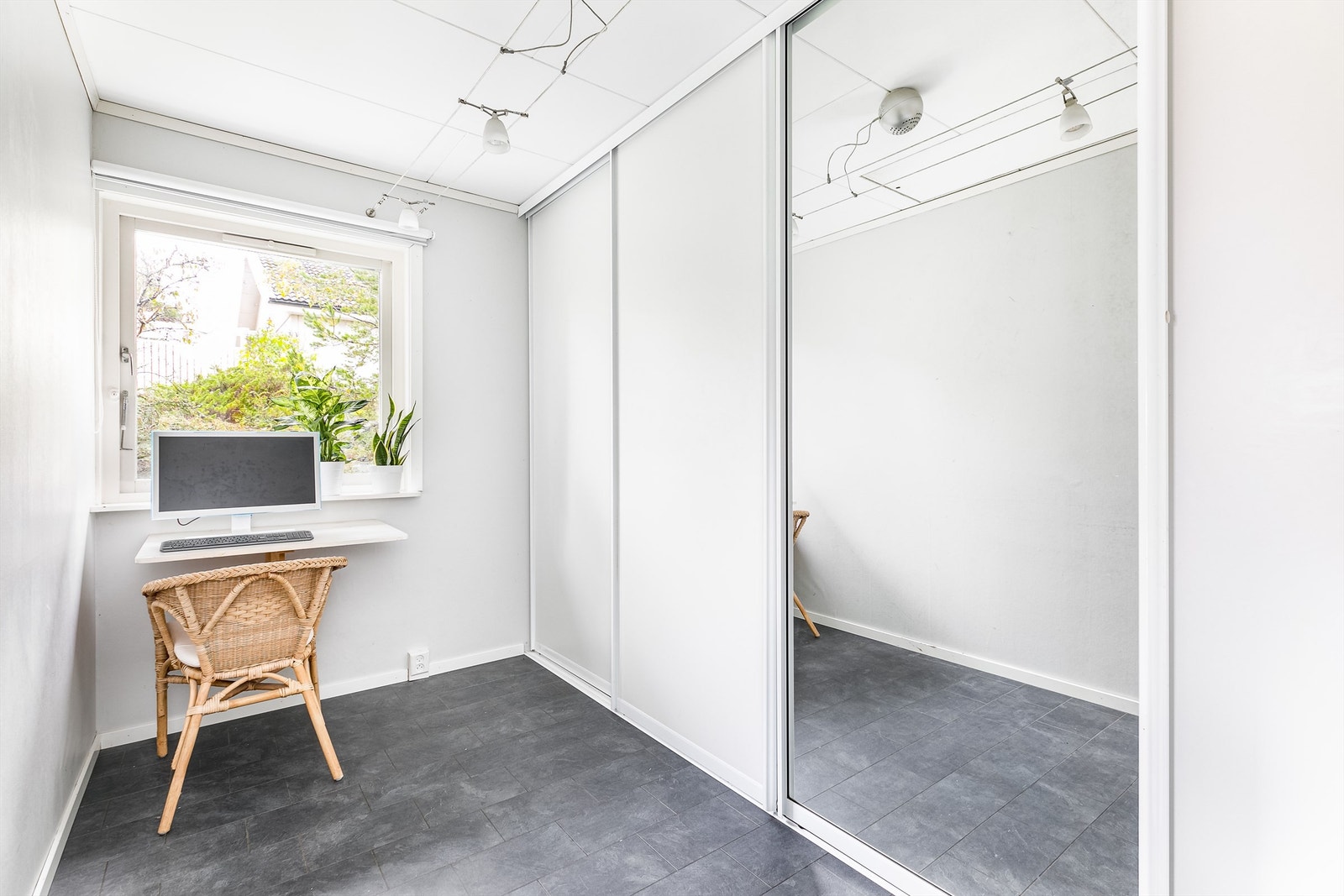 Soverommet med adkomst fra entré er idag benyttet som kontor, og har en hendig skyvedørsgarderobe. Galleribilde